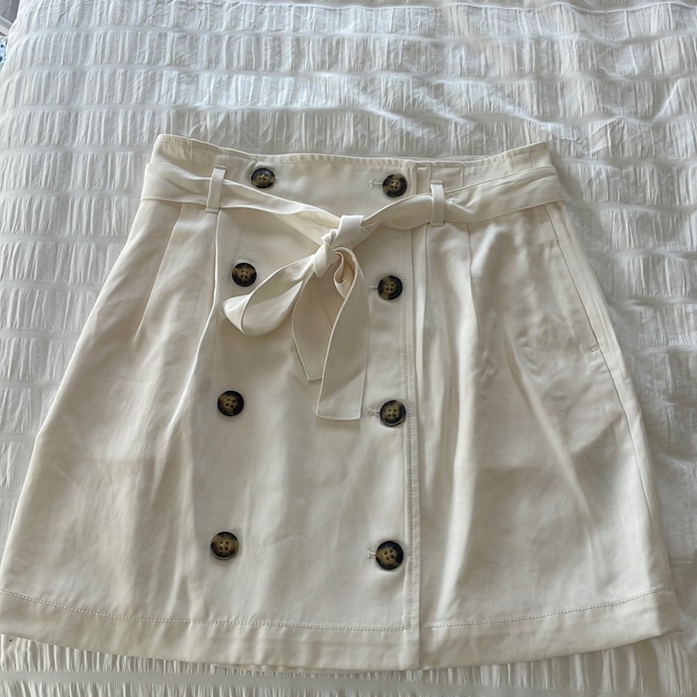 Banana Republic cream skirt with pockets